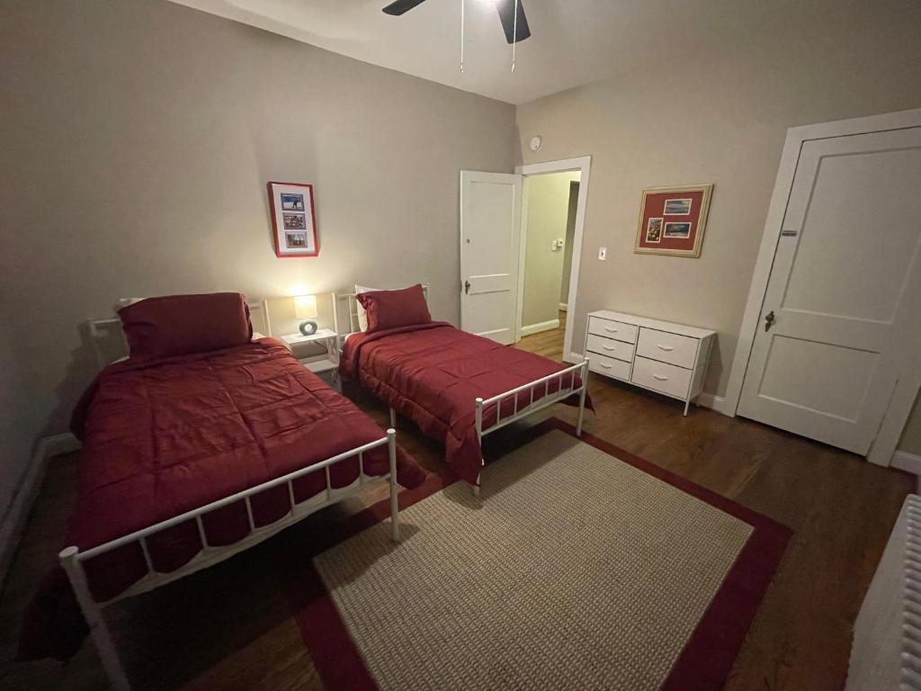 Red Recluse - Room near Liberty! photo 3