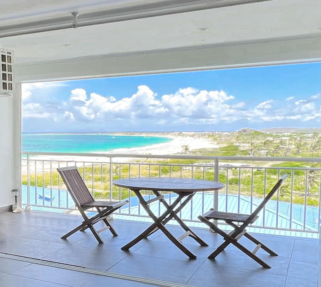 Top floor unit 520 ft2 - 48 m2 with stunning dominant view on ocean, St Barth, Orient Bay