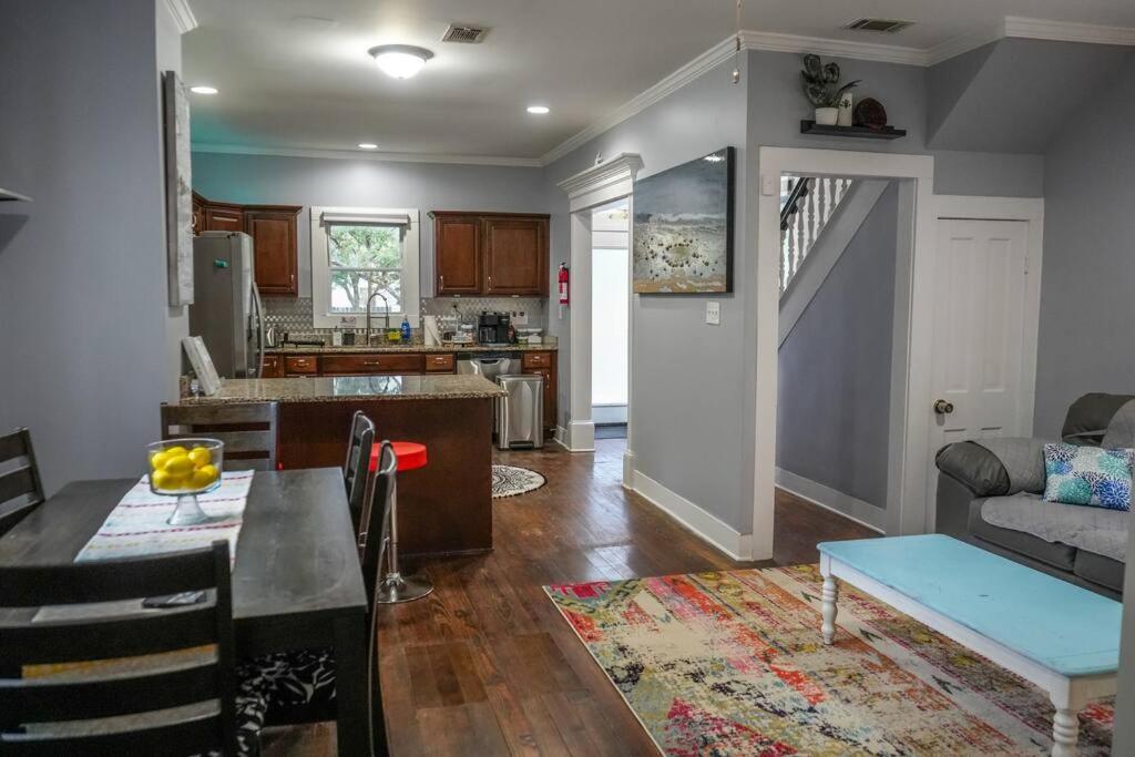 Historic Coastal Haven- Pet Friendly Fast Wi-Fi