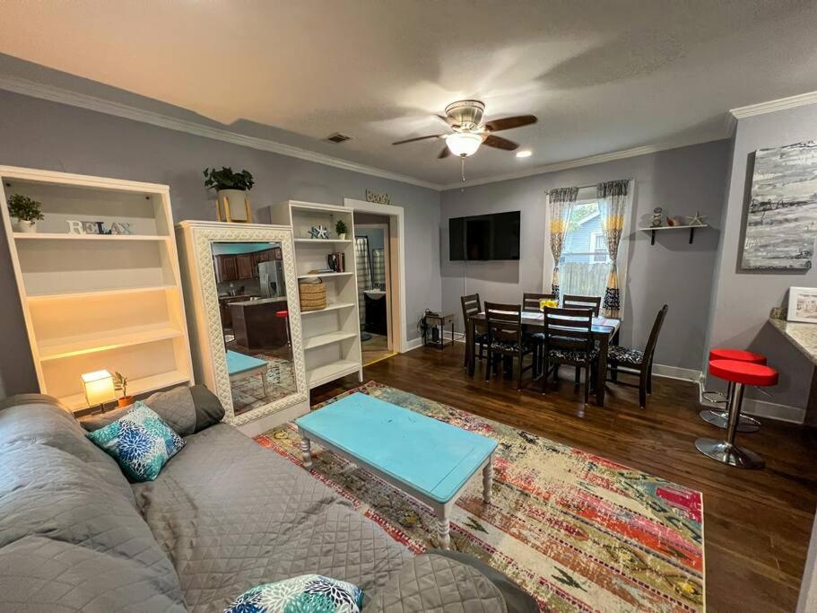 Historic Coastal Haven- Pet Friendly Fast Wi-Fi photo 4