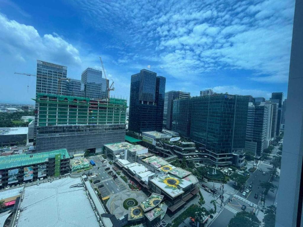 Spacious 2BR Apartment in BGC with Workspace & Washer photo 3