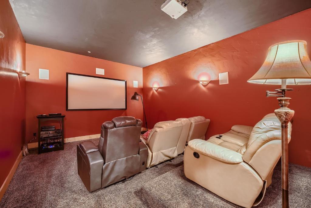 NEW LISTING! Peaks Paradise home photo 4