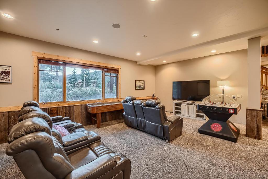 NEW LISTING! Peaks Paradise home photo 3
