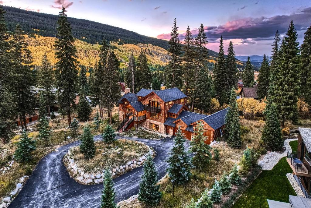 NEW LISTING! Peaks Paradise home