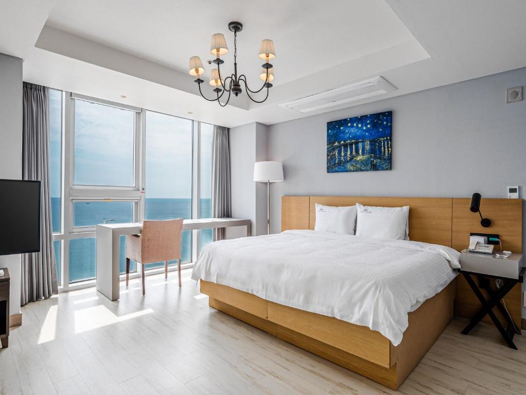 Haeundae Seacloud Hotel Residence - Tap to explore photos