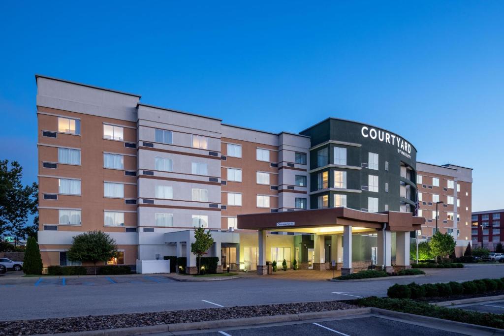 Courtyard by Marriott Charleston Downtown/Civic Center image