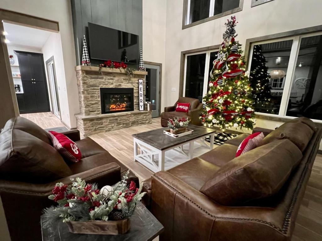 BRAND NEW! Outstanding Luxury Lakefront Lodge with Free Amenities photo 2