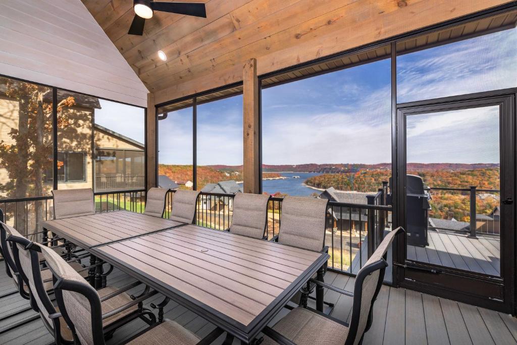 BRAND NEW! Outstanding Luxury Lakefront Lodge with Free Amenities photo 4
