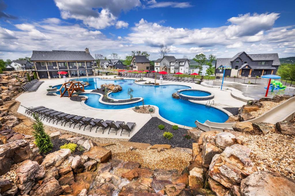 Serenity Shores Resort - Luxury Lakefront Lodge - Pools and Many Free Amenities photo 4