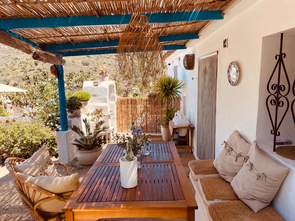 Hideaway - former farmhouse with garden photo 4