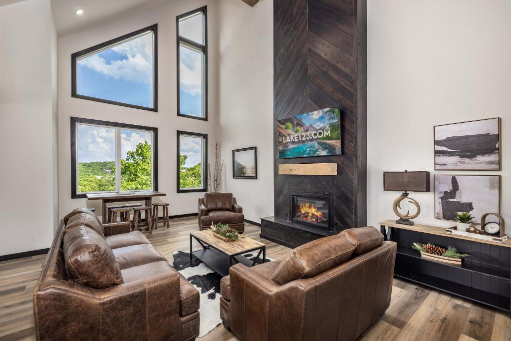 Luxury Lakefront Villa - Over 30 FREE amenities included! photo 4