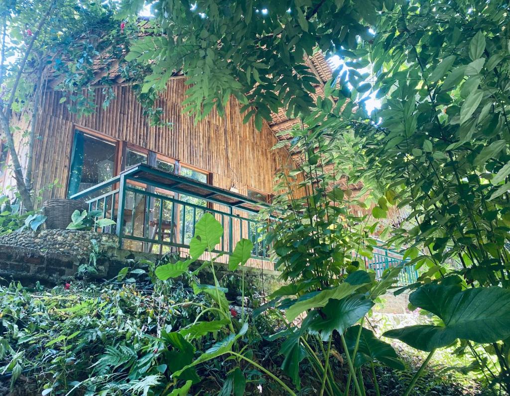 LePont Mu Waterfall Bungalow