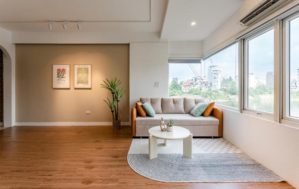 ANNAM Panorama Lakeview - Garden & Balcony - WestLake