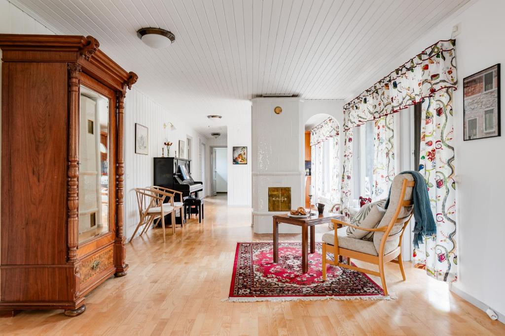 Large family home by the water photo 1