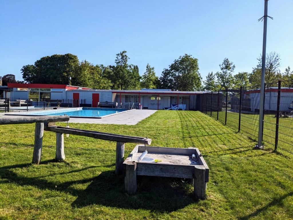 Gemütliches Ferienhaus mit beheiztem Pool, Garten und überdachter Terrasse photo 2