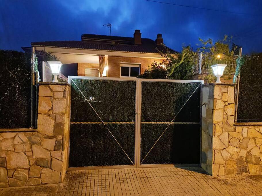 Casa con jardín y piscina privada. photo 2