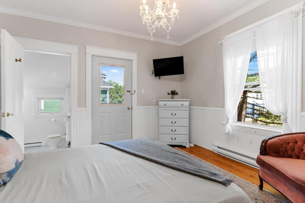 Studio 6 ~ 1 BDRM w/ Private Bath & Balcony photo 2