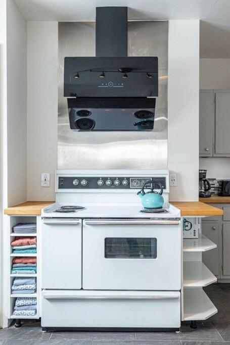 Stylish 2br Cozy Home 10min Drive from ND! photo 4