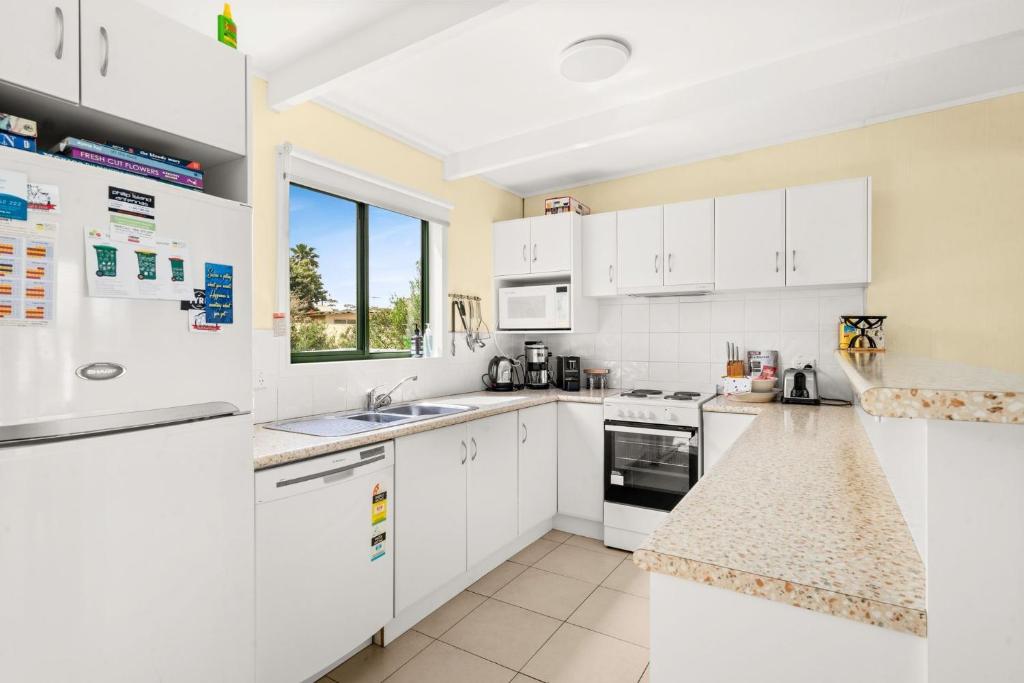2 Graydens Court Smiths Beach photo 1
