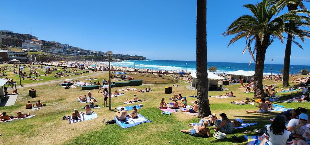 Private Bronte Beach House with Ocean Views and Parking photo 4