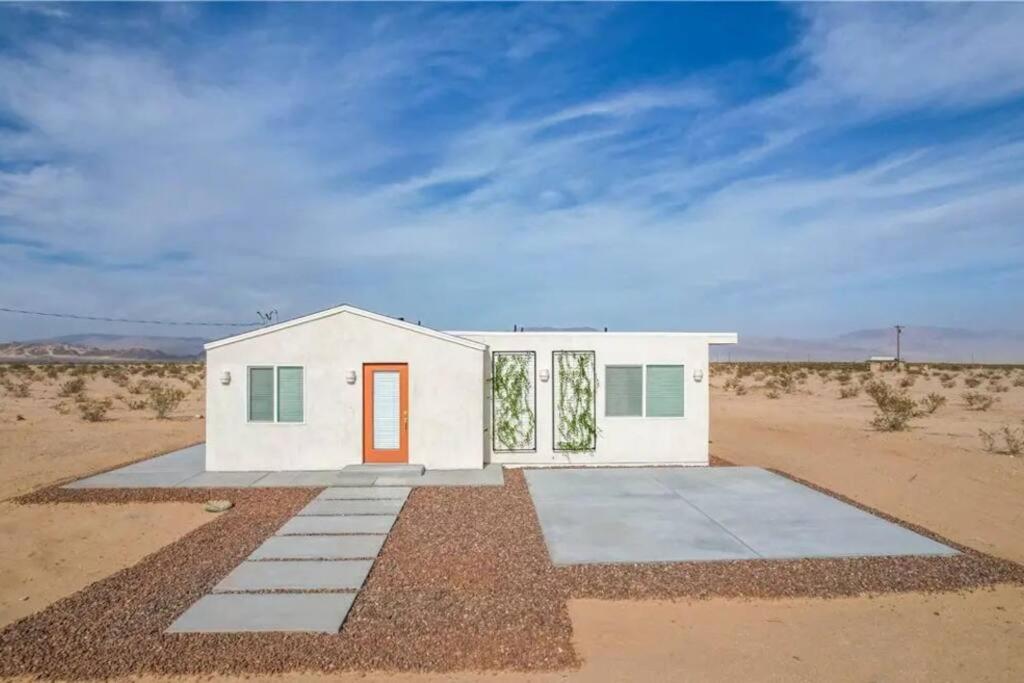 Modern & Private Desert Home w/ ez access and near Joshua Tree