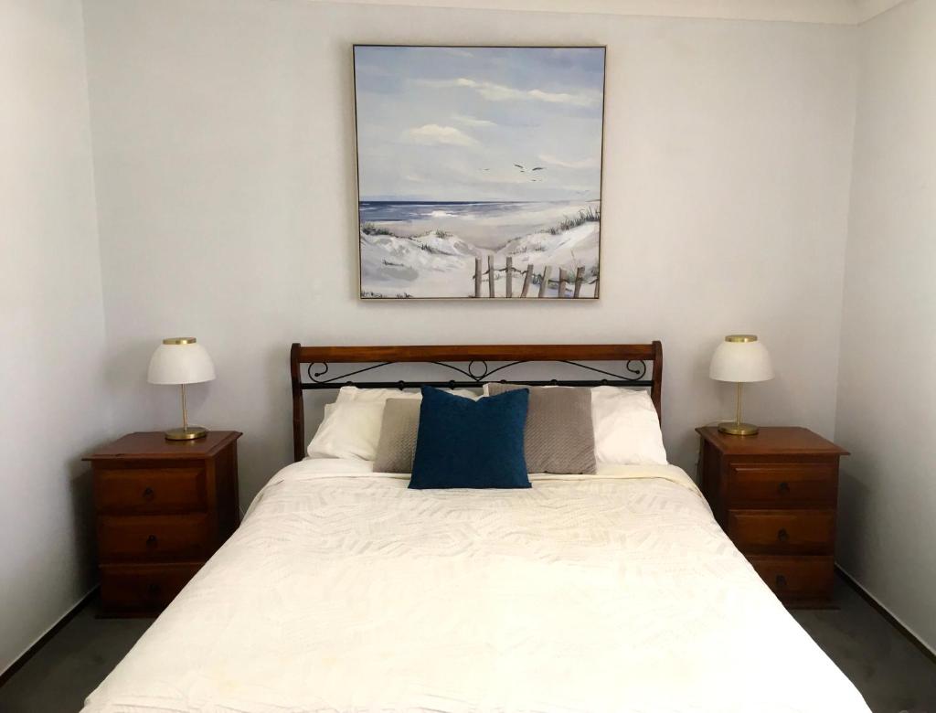 SHELLHARBOUR BEACH COTTAGE ---- Back gate onto Beach, Front gate walk to Marina photo 2