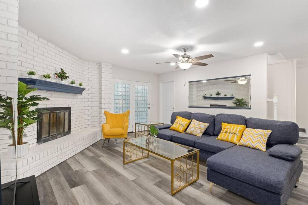 Newly remodeled 5BR 3BA w/pool 16 ppl photo 1