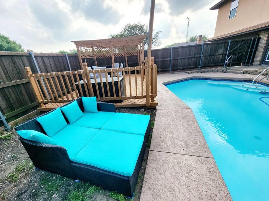 Newly remodeled 5BR 3BA w/pool 16 ppl photo 3