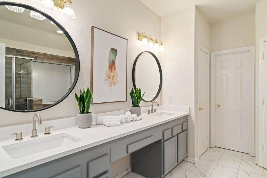 Hot Tub! 4BR 3BA Modern, newly remodeled, 16 ppl photo 3