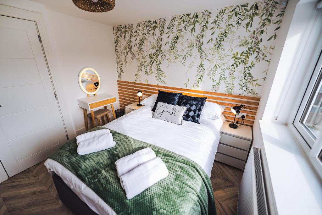 Luxurious 3 Bed Home, Free Parking - Tap to explore photos