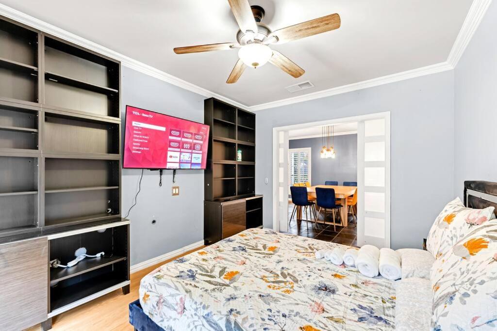 5 BR w/ Pool, close to Six flags, cowboy stadium, Globe Life field photo 2