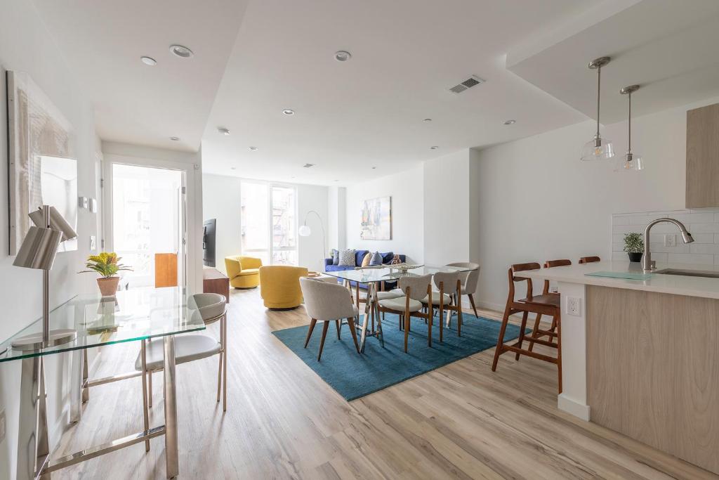 Sun-kissed 3BR Loft With Patio Minutes to NYC image
