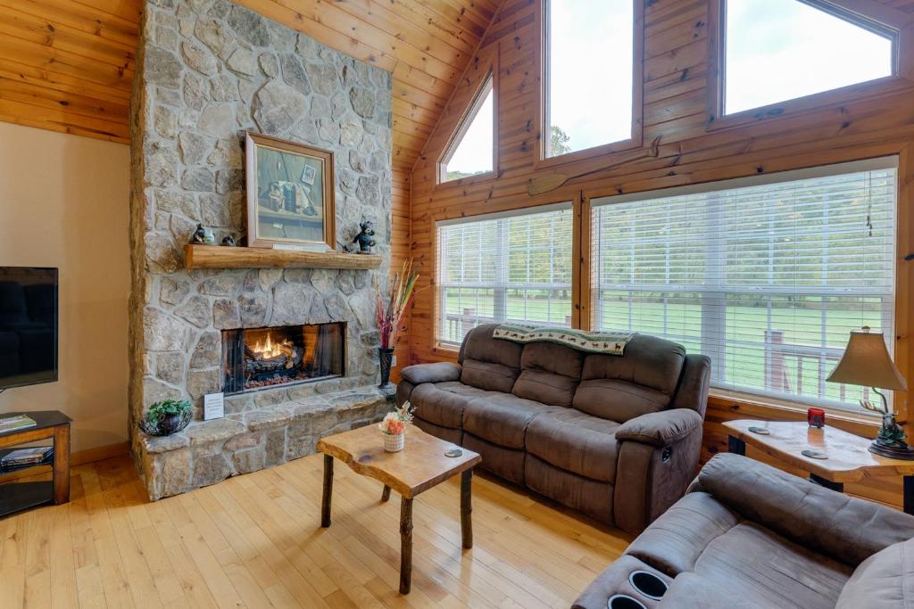 Hiwassee Riverfront Cabin 7 Mi to Lake Chatuge!