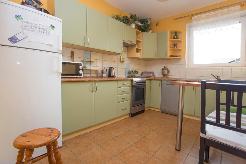 Happy Bison - A 5 Bedroom House With A Garden photo 3