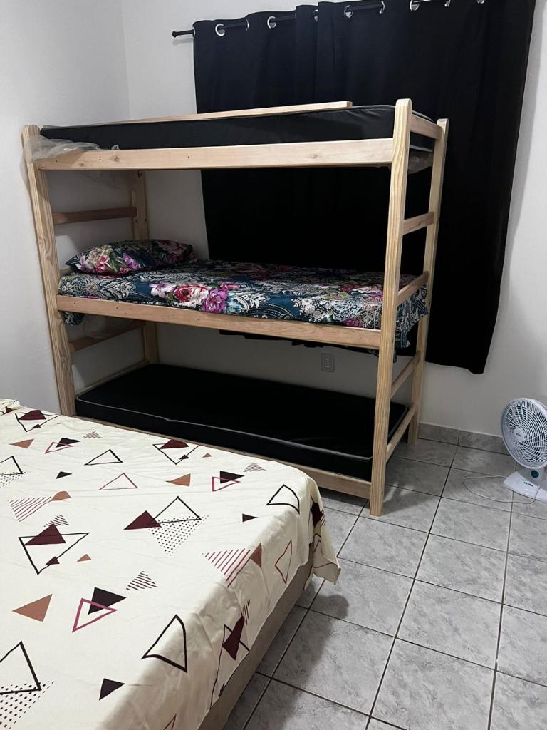 Casa frente para até 15 pessoas ou 12 solteiros e Quarto fundo para 3 pessoas solteiras photo 2