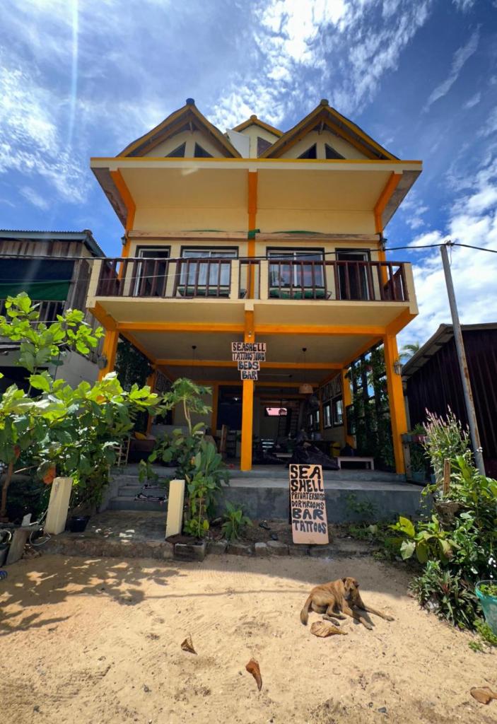 Seashell Guesthouse, bar and tattoos photo 3