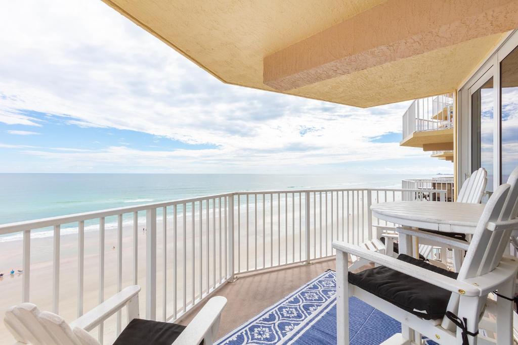 Daytona Beach Shores Ocean Front Balcony 2Beds 2BA King STE and 2Queens - Shores Club 805 photo 2