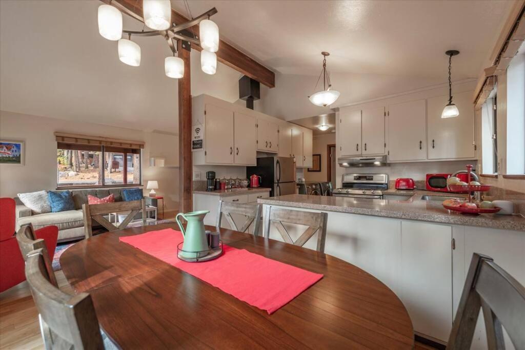 Cozy Pet-Friendly Cabin w Fenced-In Yard Close to Slopes with Great Spring Skiing Conditions photo 4