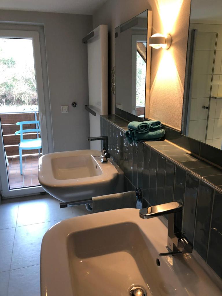 Blaues Zimmer mit grossem Balkon & Bad nur 16 km nach Würzburg! photo 1
