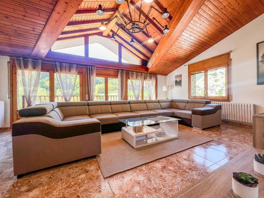 {
  "en-gb": "Barthe Holidays I Gran apartamento en el pueblo de Pal 8PAX I Terraza, Vistas al valle, Ideal para familias o grupo, Pet friendly I Rider"
}