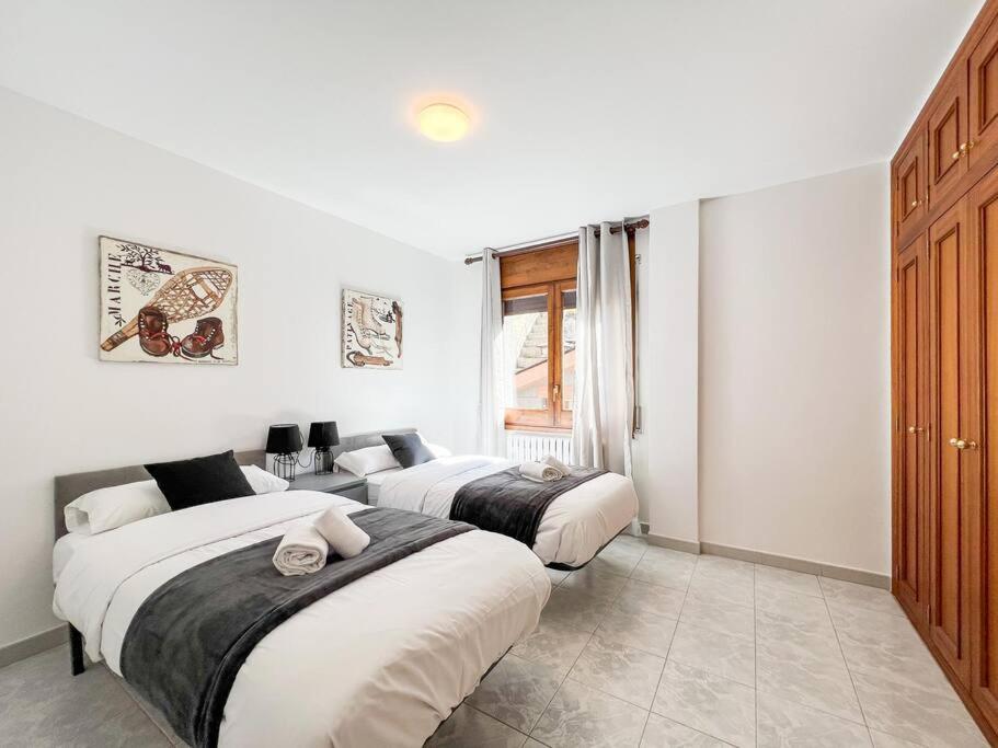 {
  "en-gb": "Barthe Holidays I Gran apartamento en el pueblo de Pal 8PAX I Terraza, Vistas al valle, Ideal para familias o grupo, Pet friendly I Rider"
} photo 2