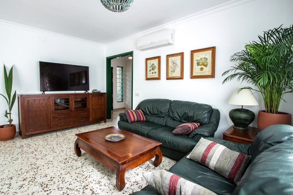 Newly furnished cozy house next to the beach photo 1