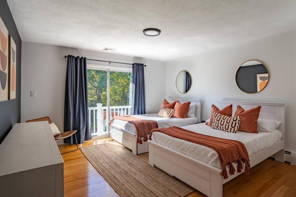 Stunning Spacious Modern Home and Yard, WALK to the Beach and Restaurants photo 2