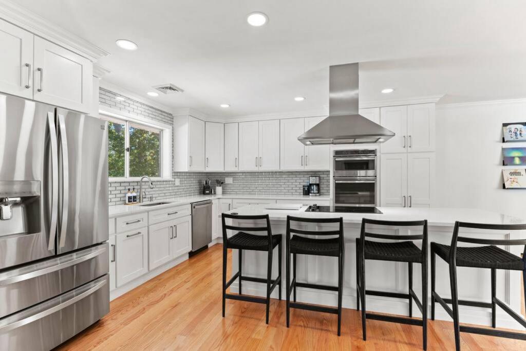 Stunning Spacious Modern Home and Yard, WALK to the Beach and Restaurants photo 3
