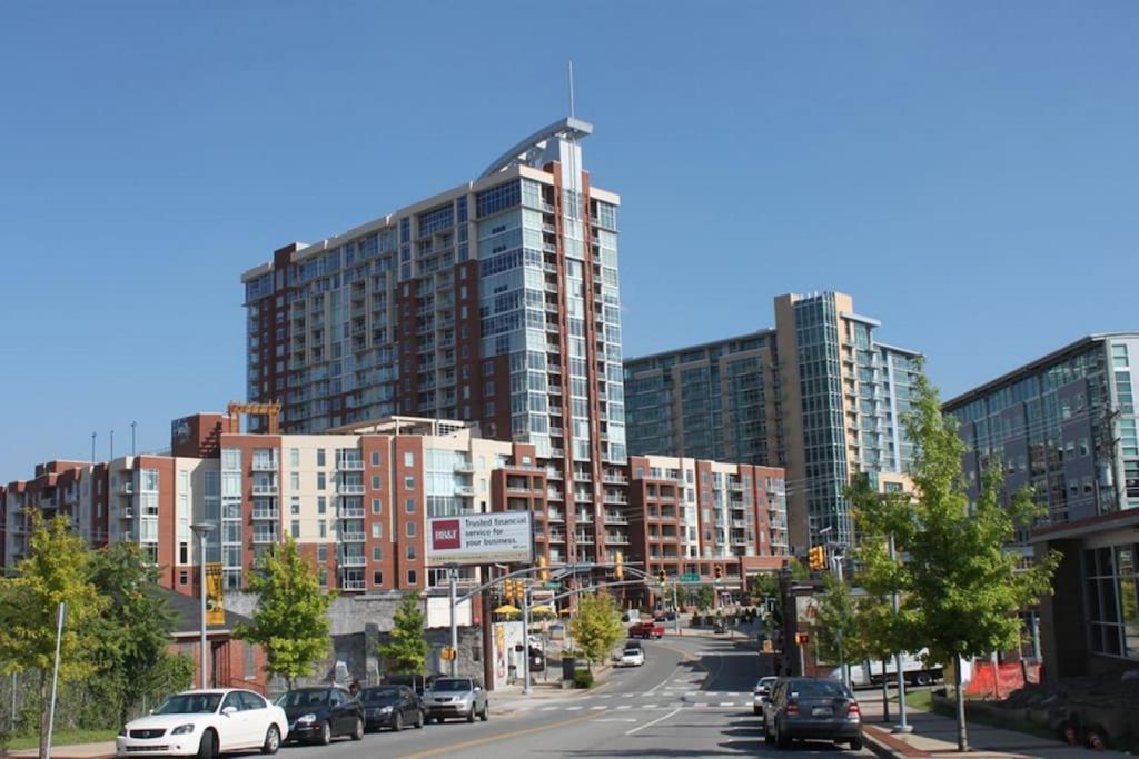 Home to the Stars on Music Row with Pool and Free Parking