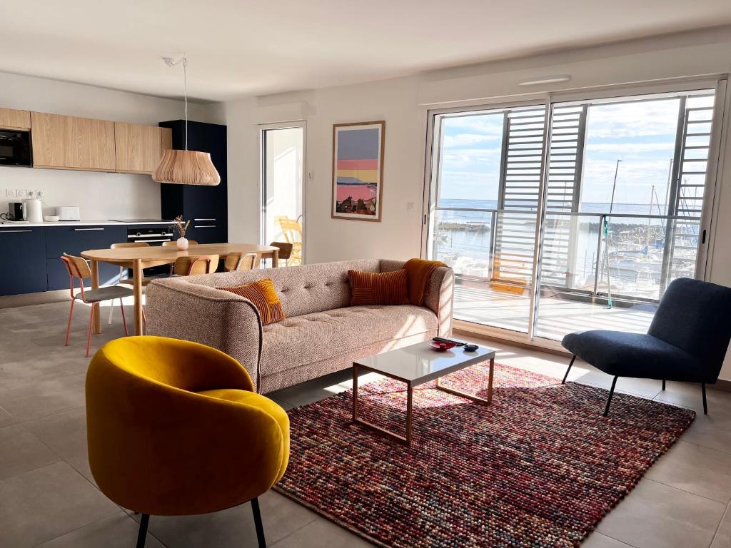 Stunning waterfront apartment photo 1