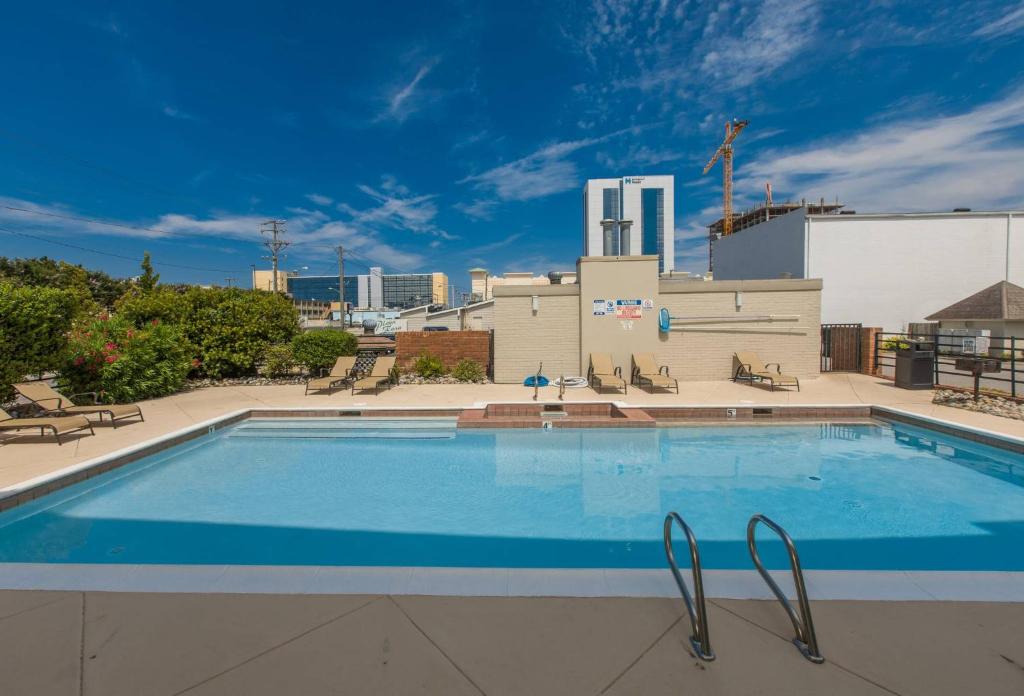 Linda's Beach Shack at the Playa Rana - Pool - 2 blocks from the beach and boardwalk! image