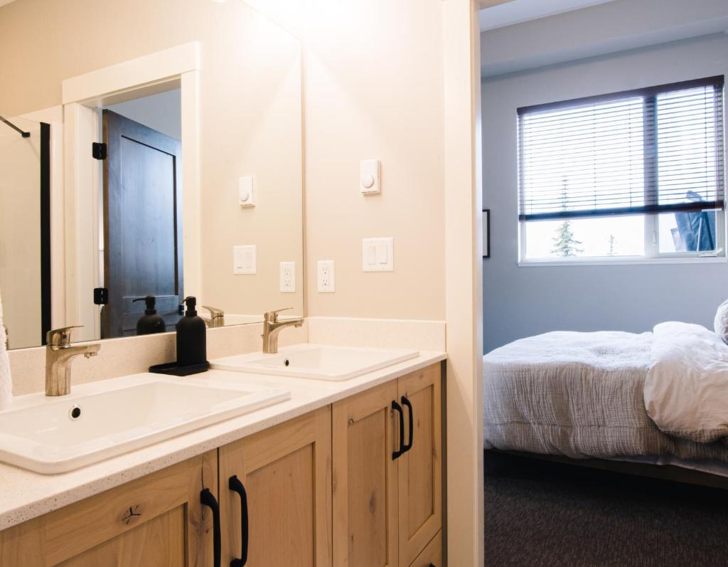 New! Luxury, Top Floor, Ski in/Ski Out, Private Hot Tub and Mountain Views photo 4