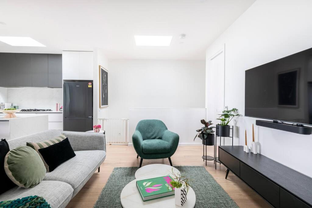 3 BedroomTownhouse-free parking photo 2