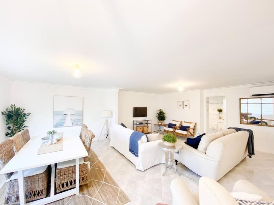 Exhale Terrigal, Stylish & Spacious, 150M to beach photo 3